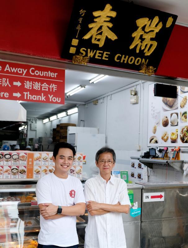 瑞春第二代与第三代经营者陈言利(右)与陈扬恒。