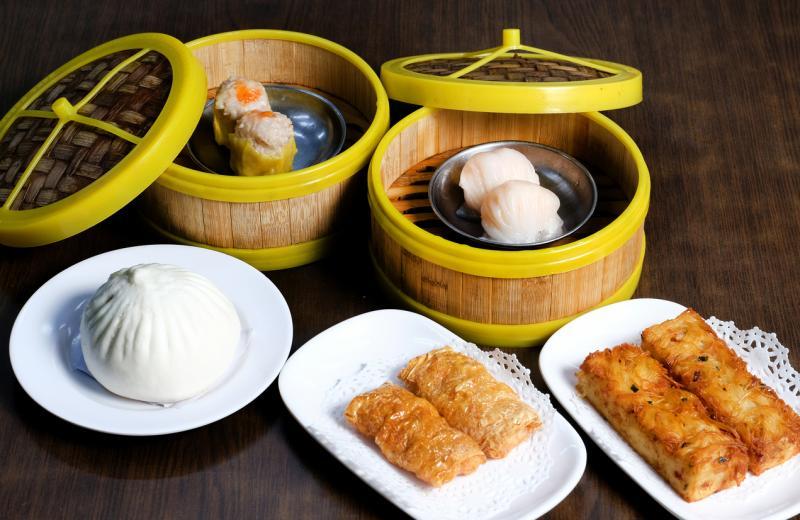 瑞春推出的香港点心包括:烧卖(后左,逆时针)、瑞春招牌大包、鲜虾腐皮卷、瑞春招牌面线粿及虾饺。