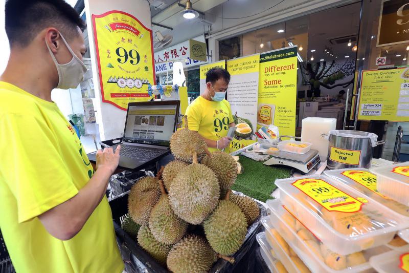 新一代榴梿商如99老树，都开通网购和外卖服务。从左起为李沅斌和陈海杰。（陈来福摄）