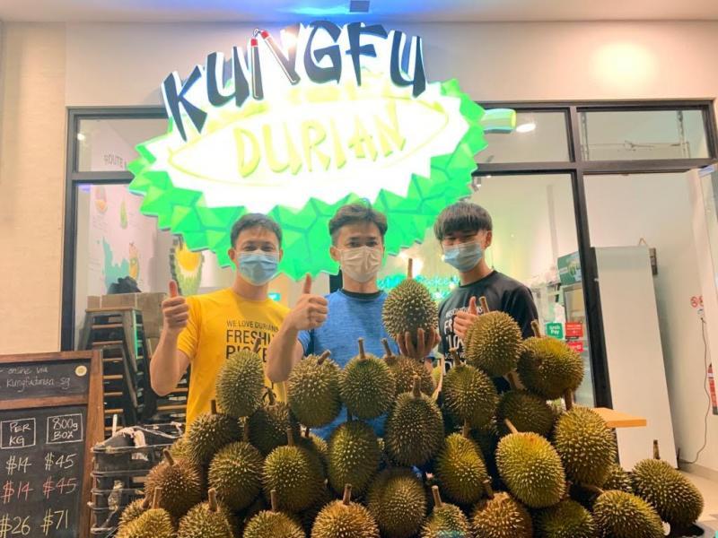 功夫榴梿的李耀杰（中）认为，科技进步，让榴梿外卖发展多元。（受访者提供）