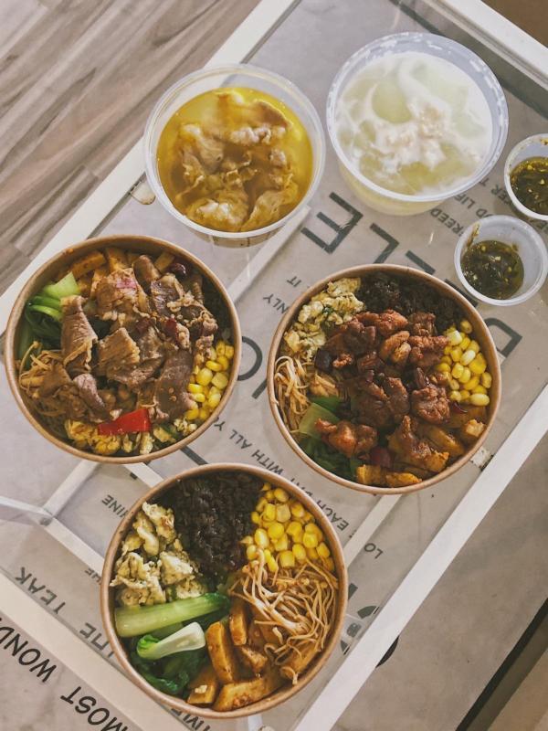 成都川菜馆将传统川味菜肴融入“成都Bowl”川味盖饭中。