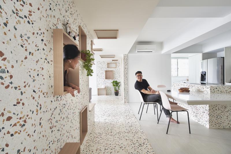 屋内有条用水磨石打造的“河流”，作为家中两大空间——客厅、厨房——的分水岭。部分的方格原来是卧室、书房的窗户，让家人能探出头跟厨房的人互动。