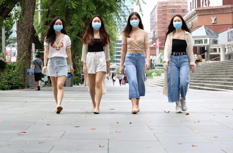 南大黄金辉传播与信息学院的四名学生姚思安（左起）、陈诗颖、苏慧敏和黄思齐于今年1月发起“Flag, You're It”教育项目，教导年轻人提防网络猎人所释出的“善意”。（梁麒麟摄）