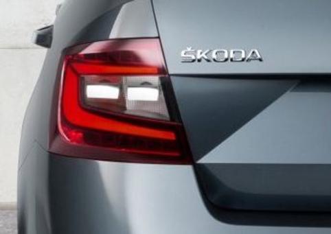 车尾的C造型车灯搭配先进的LED照明技术。