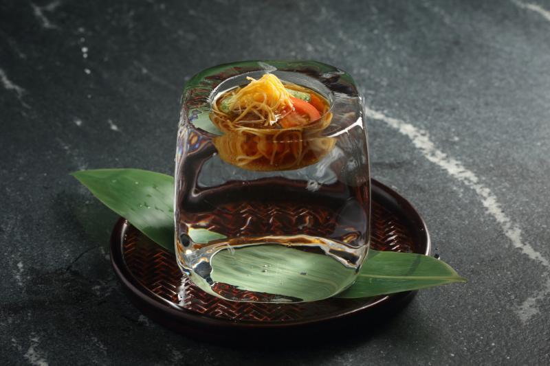 把素面盛入冰格里,吃起来凉意沁心。