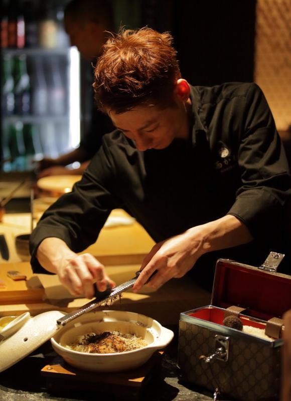 现场看厨师准备日式砂锅饭,加入黑松露,添奢华口味。