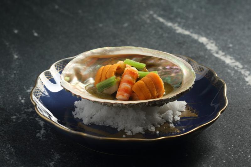 鲍鱼海胆虎虾,由不同烹制法处理而成。