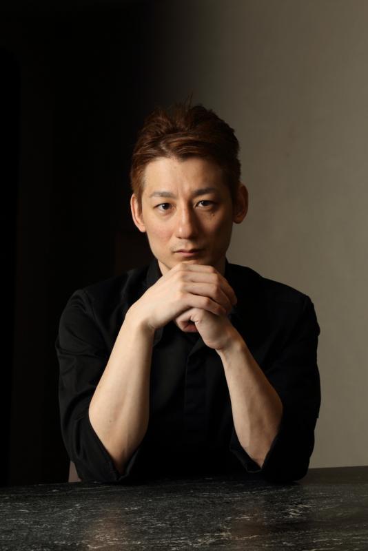 曾在日本米其林三星餐馆磨刀的西信宏,在新加坡开餐馆Nishikane。