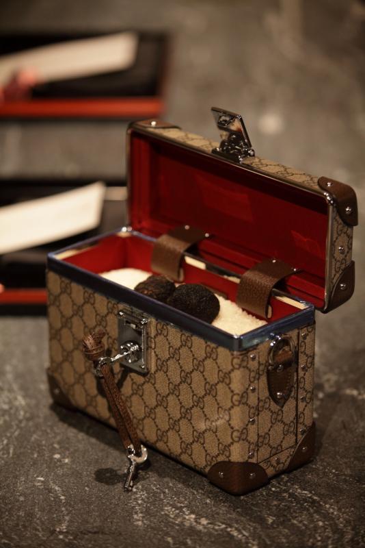 用名牌箱装黑松露上桌,让美食增添看头。