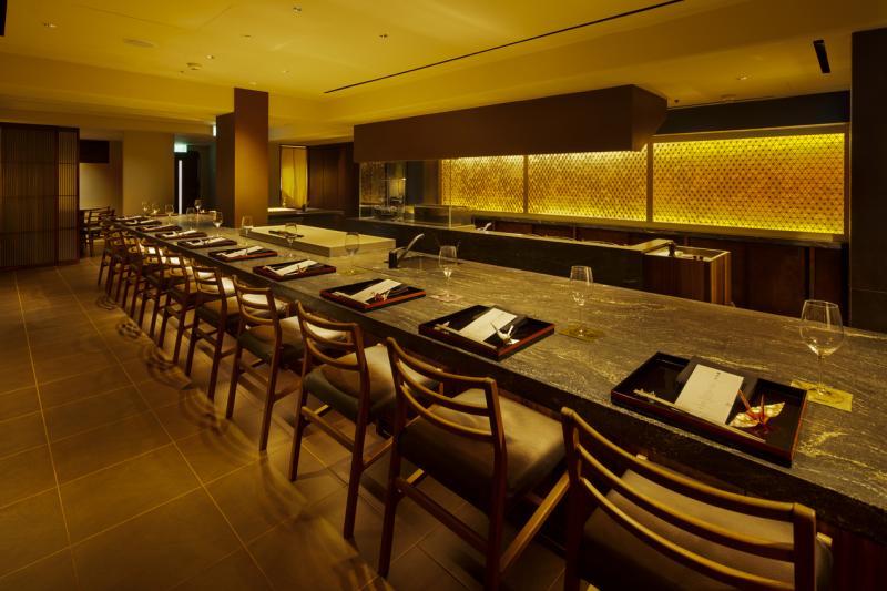 开放式餐台是割烹厨师的舞台,在食客前准备食材,现场烹制。