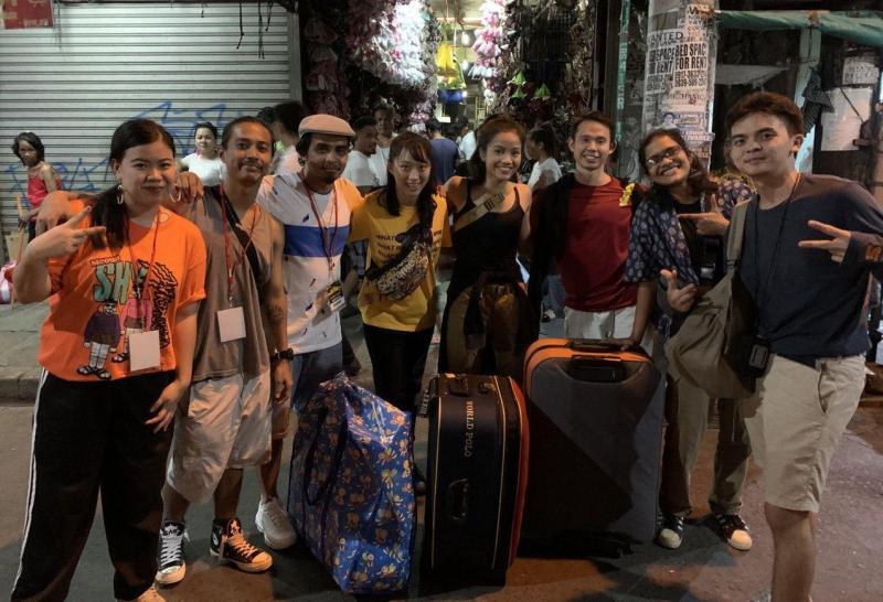 去年11月黄明凯（右一）和团友到菲律宾马尼拉柏赛市参加音乐节，并带着87公斤衣物捐赠给当地的Project Kapayapaan组织。（受访者提供）