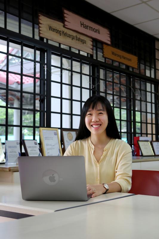 李黄莉在德义民众俱乐部帮忙有需要的儿童补习数学或英文。疫情期间，只能以Zoom教学。（龙国雄摄）