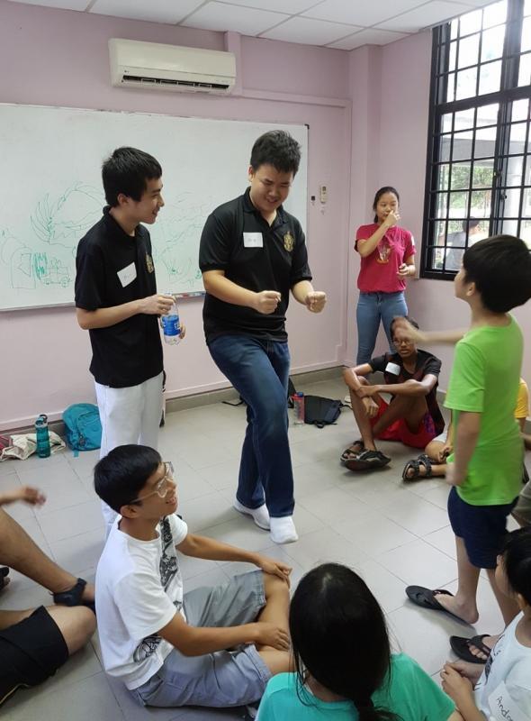 莱佛士书院高中部学生义工和小学生互动，彼此建立关系。（龙国雄摄）
