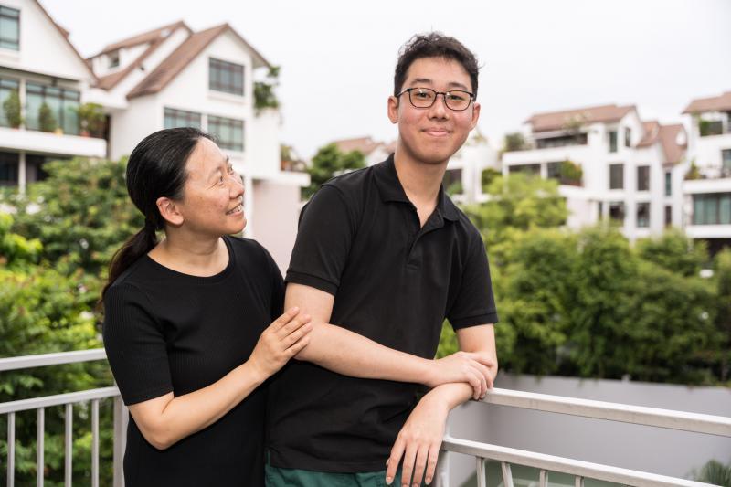 温彦恺积极回馈社会，母亲林祎给予百分百支持。（张荣摄）