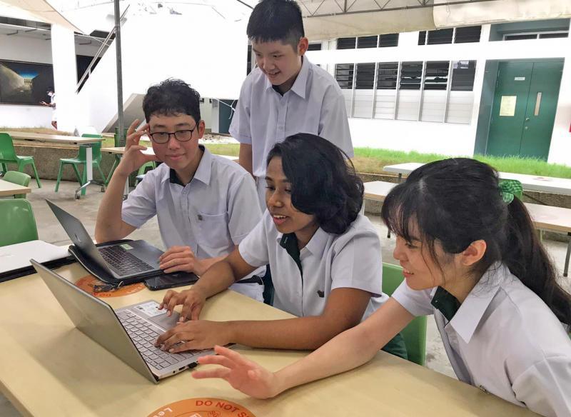 温彦恺（左一）和青年行善活动团队。（受访者提供）