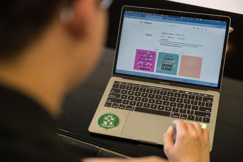 通过社交媒体的点击量，温彦恺希望能筹集8000元善款，让有需要者得到帮助。（张荣摄）