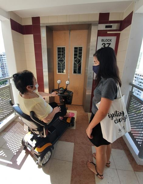 彭咏贤定期探望行动不便的独居年长者黄女德，协助她购买生活用品及餐食。（林弘谕摄）