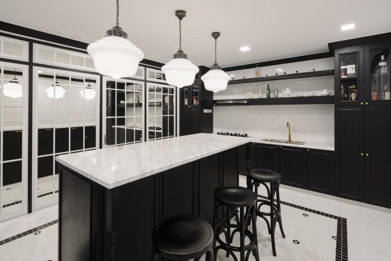 黑白风厨房加上南洋和法国都能看见的建材如马赛克地砖、殖民风玻璃吊灯等,让人联想到旧日黑白洋房。