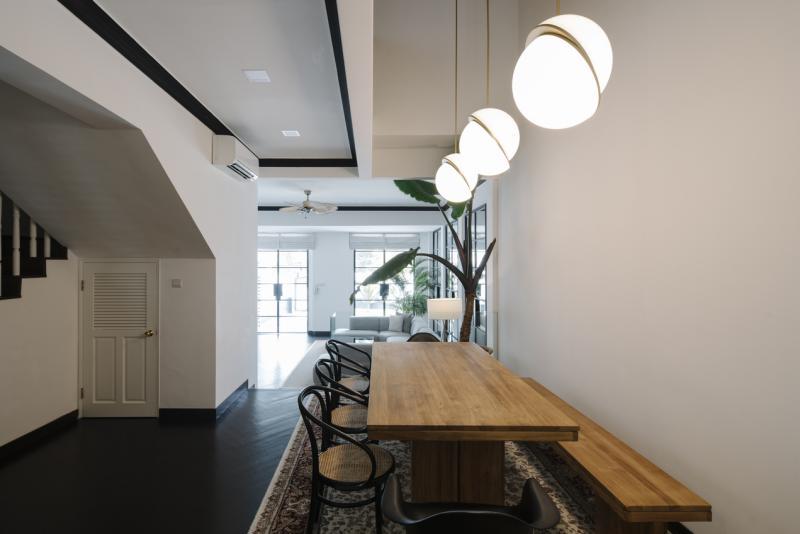 设计师拆除墙壁为客厅、饭厅和厨房打造一气呵成的无障碍贯彻感。照片尽头能看见这个家的两个入口,在本地极罕见。