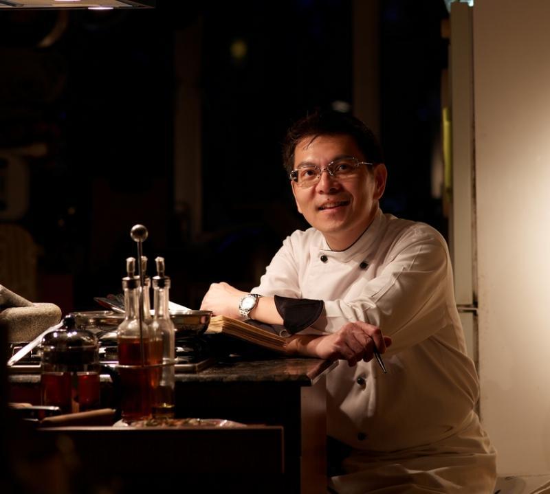 本地娘惹料理名厨谢金龙担任《小娘惹》的食物顾问。