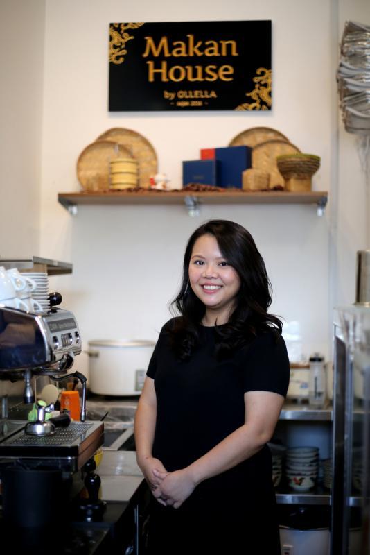 陈秀玉承传外婆做娘惹糕的好手艺。(龙国雄摄影)