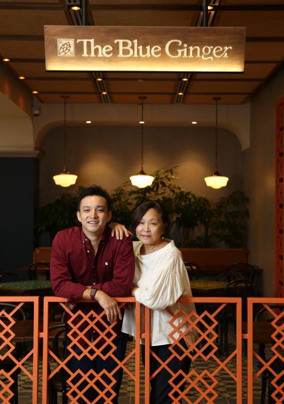 The Blue Ginger第二代老板张士凯与母亲林静娴。(龙国雄摄影)