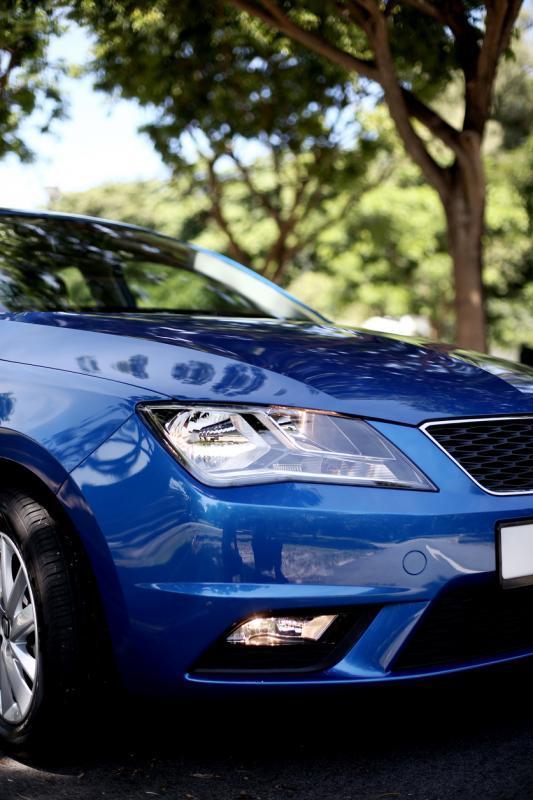 车子大灯和雾灯须自行启动,雾灯在转弯时会跟着弯度照亮前方路面。