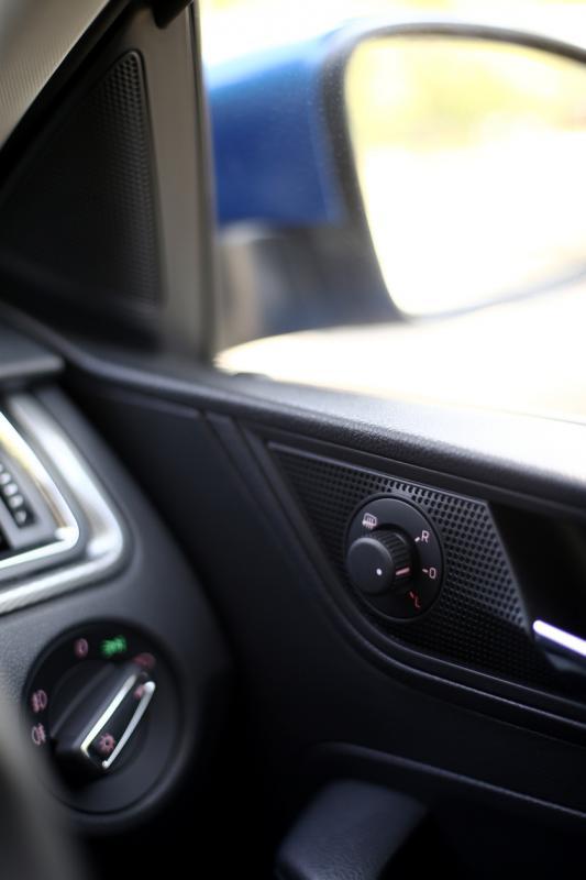 驾驶车门边有可转动车侧镜的配置。