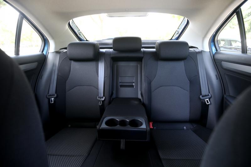 车后座脚部空间宽敞,中央还有两个杯架。