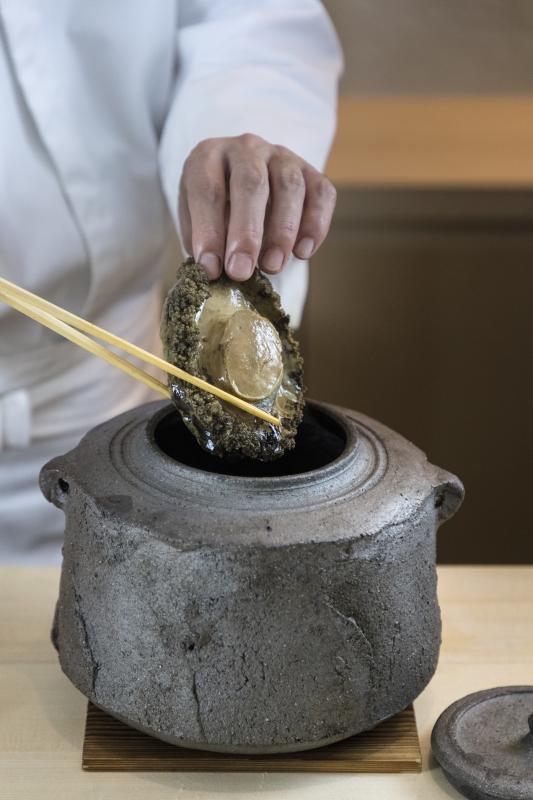 鮑魚蒸软后,配以鲍鱼肝酱汁享用,是作田至生的招牌菜之一。