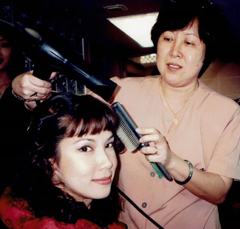 在赵宝钻心中，钟琴（左）是一名很有涵养的艺人。（受访者提供）