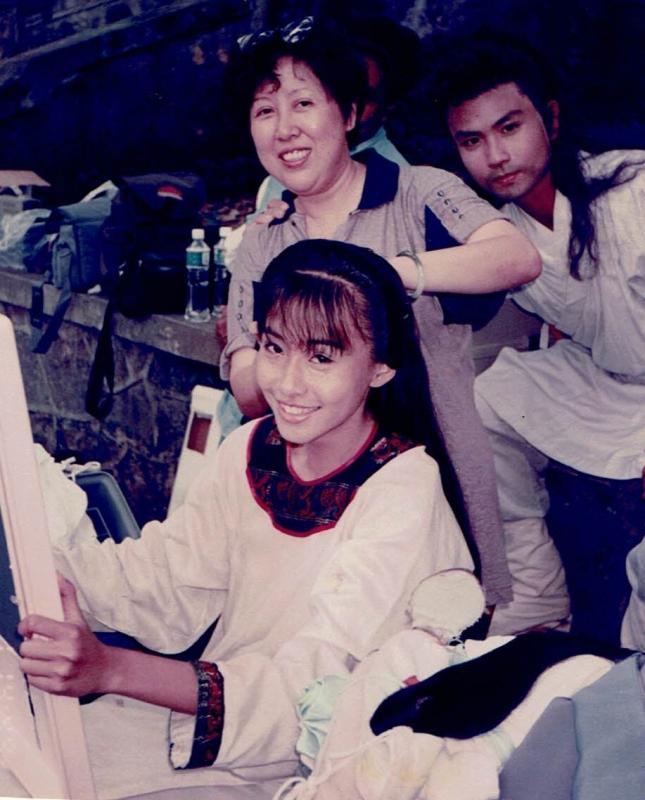 赵宝钻见证了多名本地演员的成长，照片中的演员为郭舒贤（前）和周初明（后）。（受访者提供）