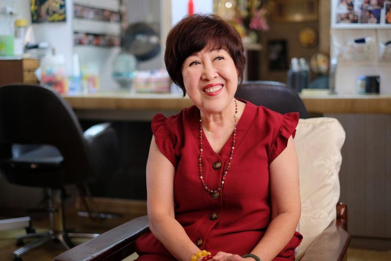 本地妆发造型师赵宝钻14岁开始学美发，进入影视圈后专长打造古装剧和年代剧造型。