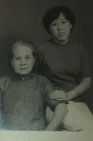 赵宝钻（右）与养母蓝金的合照，她出世十四天后被养母领养。