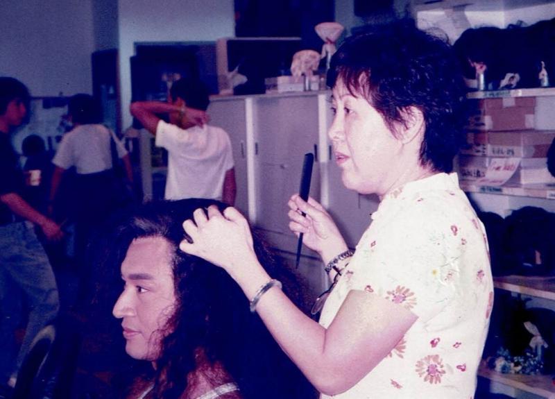 马景涛（左）在《笑傲江湖》的“令狐冲”发型，赵宝钻参与打造。（受访者提供）