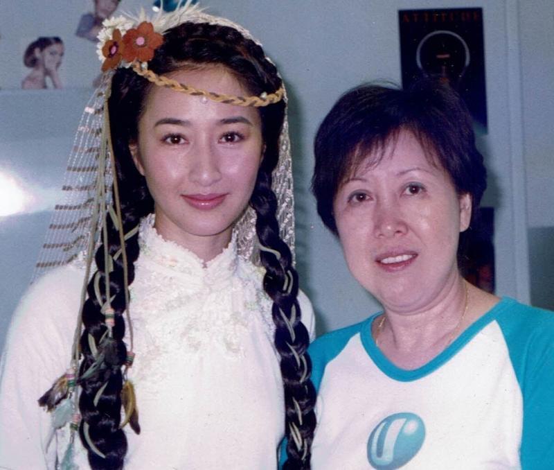 在前报业传讯工作时，赵宝钻曾与港星关咏荷（左）合作，特别喜欢她散发的“冷美人”气质。