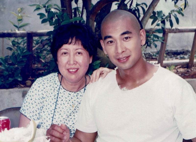 赵宝钻飞到中国为《新方世玉》的赵文卓（右）做发型。（受访者提供）