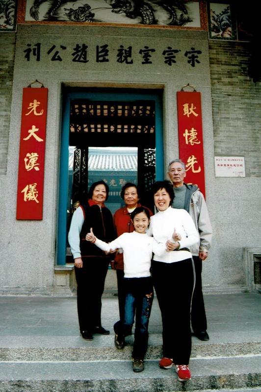 赵宝钻（前排右）至今仍与养父的中国亲人保持联络。（受访者提供）