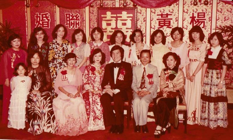 赵宝钻（前排右一）出席香港粤剧名人艳海棠（前排左四）的婚礼，对方曾为她牵线到香港工作。（受访者提供）