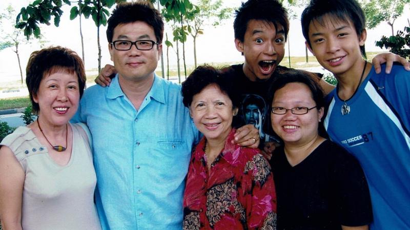 赵宝钻（左一）离开前报业传讯后，与本地电影《小孩不笨》团队合作。（受访者提供）