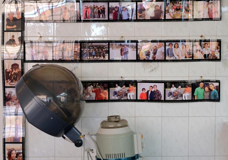 墙上一张张的照片，皆是赵宝钻的回忆与足迹。