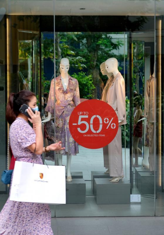 乌节路上处处可见“折扣50%”“Sale”等字眼。(龙国雄摄)