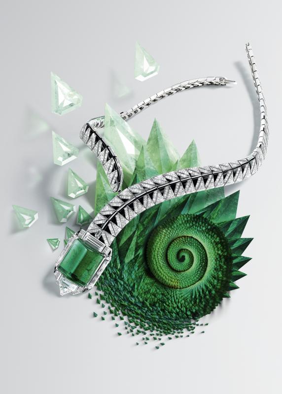 卡地亚Opheis项链。18K白金,一颗产自赞比亚的53.94克拉圆角长方形祖母绿,两颗长方形钻石,总重5.42克拉。一颗1.55克拉切角三角形钻石,缟玛瑙,长方形切割和圆形明亮式切割钻石。