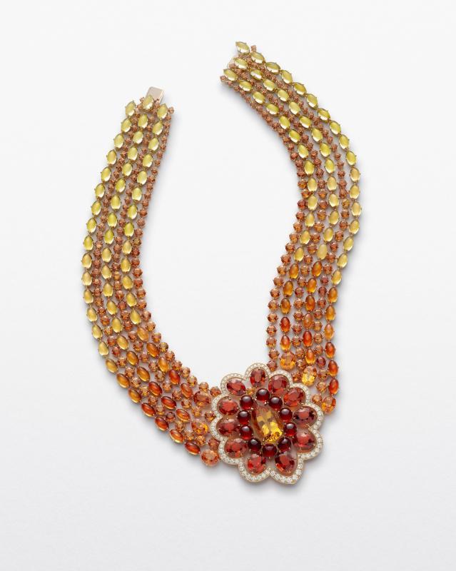 “公平采矿”认证18K金、玫瑰金和铝打造的重量级项链,有19.3克拉的梨形钻石、锰铝石榴石、黄水晶、钻石及白欧泊。