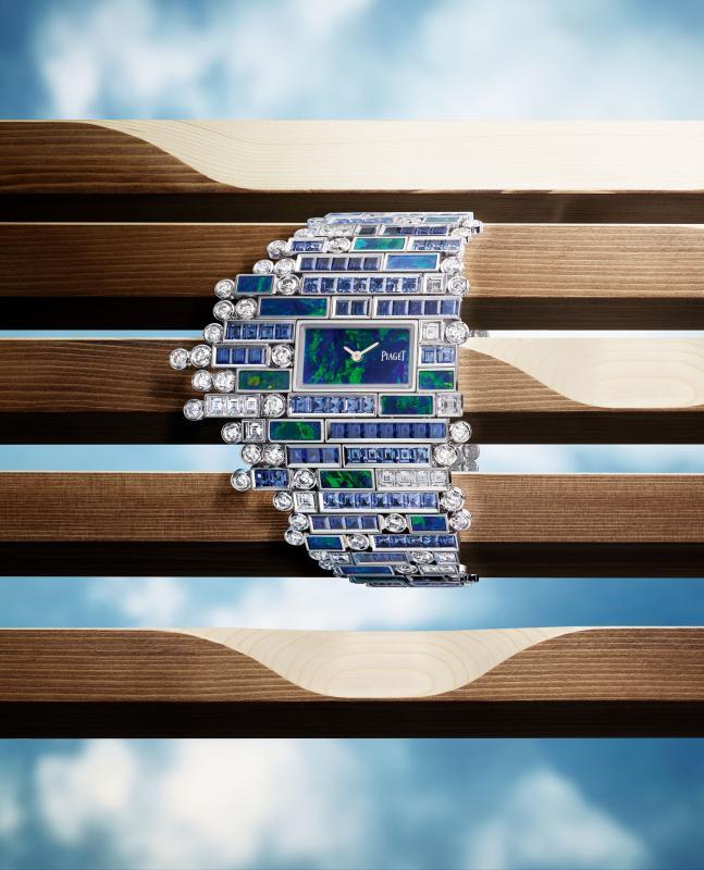 作为Secret Cenote主题的点睛之作,这款手镯腕表以蓝色和绿色呼应热带植被的蓝色与绿色,以深邃的黑色欧泊作为表盘,并在周围用细节点缀,描绘出大自然郁郁葱葱的色彩。在这款腕表中有长方形切割蓝宝石,也有长方形切割和明亮式切割钻石的镶嵌,秉持了伯爵的美学风格。