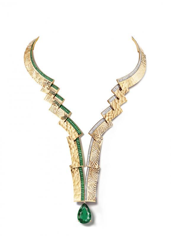 Skyline黄金项链, 镶嵌一颗重约16.06克拉梨形切割哥伦比亚祖母绿、绿宝石及长阶梯形切割钻石。黄金的每一个切面均经过特别加工,例如抛光、镂空、雕刻或锤打。