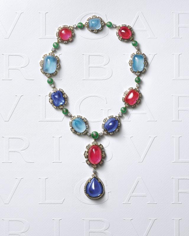 “蓊郁花园”(Cabochon Exuberance)项链是歌咏欢愉生活、大胆创意与优雅不羁气度的代表之作,令人仿佛置身一场让人迷醉的环游世界之旅。项链的装饰设计从坐落于罗马帕拉蒂尼山的法尔内塞花园汲取灵感,镶嵌来自纽约的两颗坦桑石,来自印度斋浦尔的红碧玺与祖母绿,以及宝格丽自香港购得的珍贵海蓝宝石。这些宝石被切割成不同形状,大胆铺陈出绚烂瑰丽的色彩组合。匠心独具,绽放璀璨华彩。