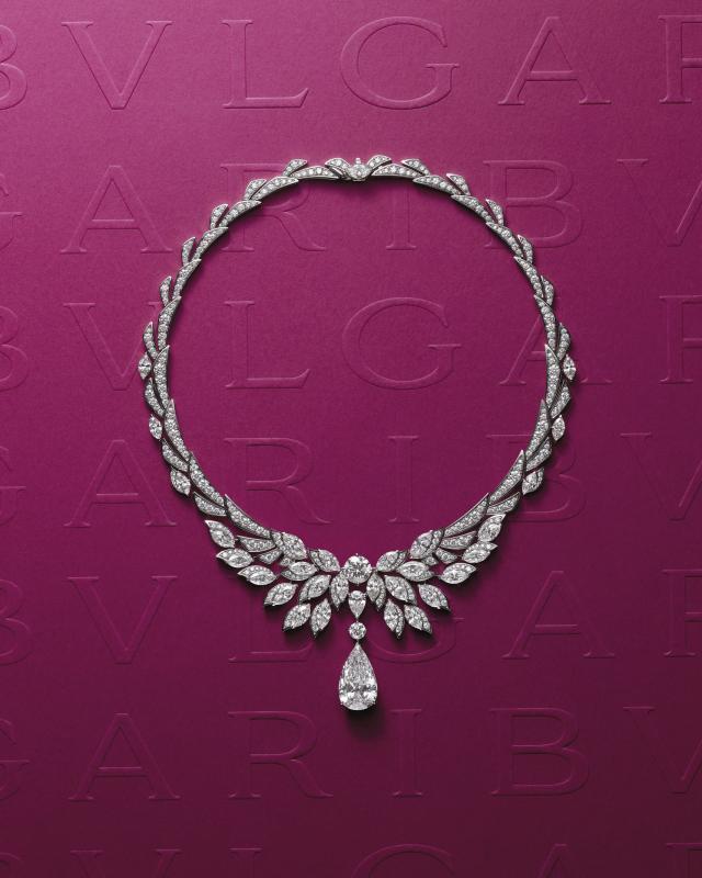 制作工艺精湛的“罗马之翼”(Wings of Rome)铂金项链灵感源自米迦勒张开的翅膀,以榄尖形、圆形及水滴形三种钻石形态,共同打造出拥有三种层次的造型风格,呈现立体之美。