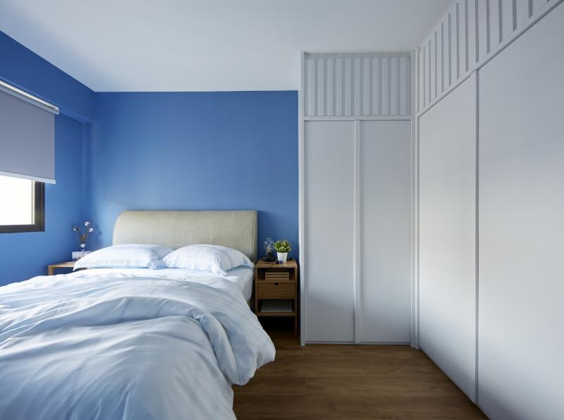 主卧一侧亮蓝，一侧纯白。