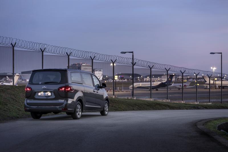 车子有大型MPV应有的气场，整体商务感浓厚。